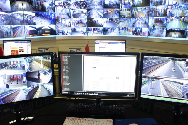 Komputer pemantau CCTV Commuter Control Room. (Foto: Deanda Dewindaru/kumparan)