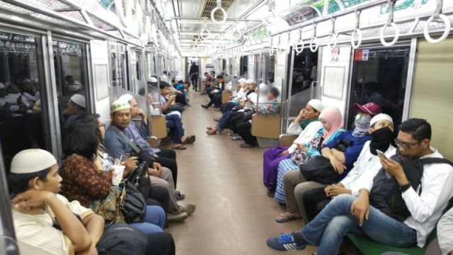 Para penumpang di dalam kereta. (Foto: Dok. KCJ)