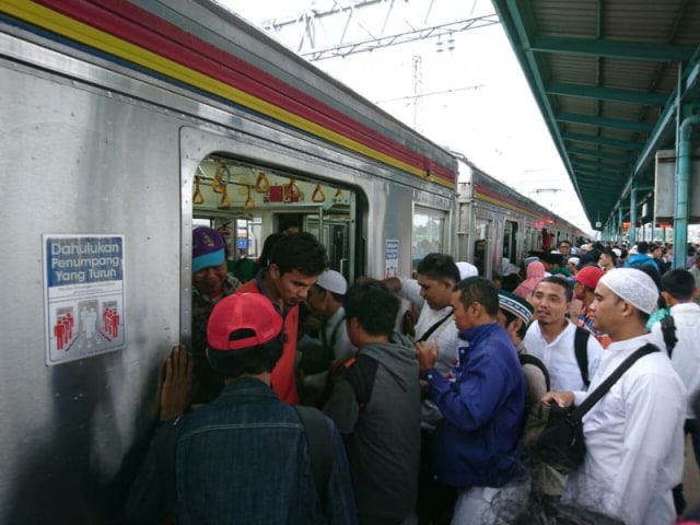 Antrean penumpang masuk kereta. (Foto: Dok. KCJ)