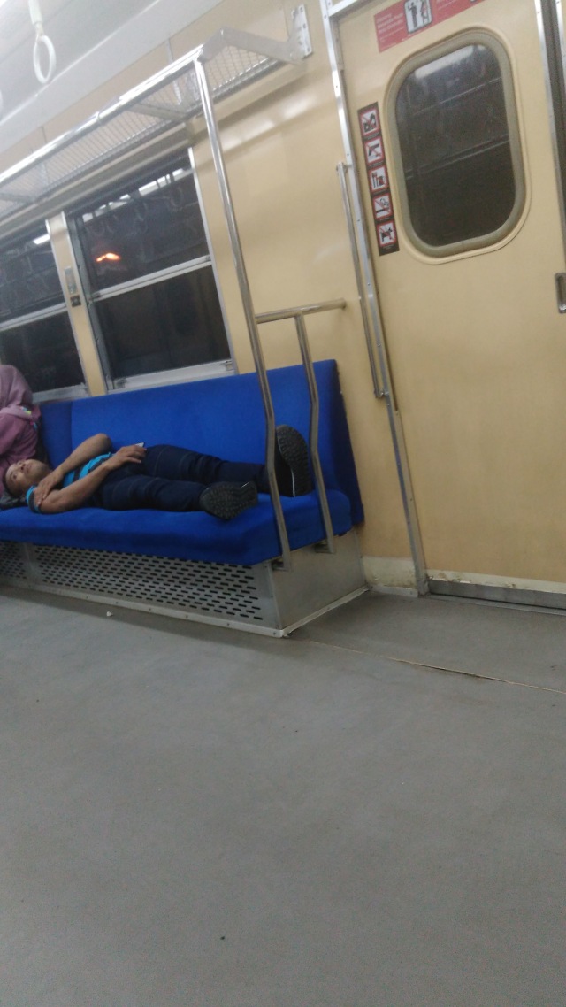 Tidur selonjoran di kereta (Foto: Rachmadin Ismail/kumparan)