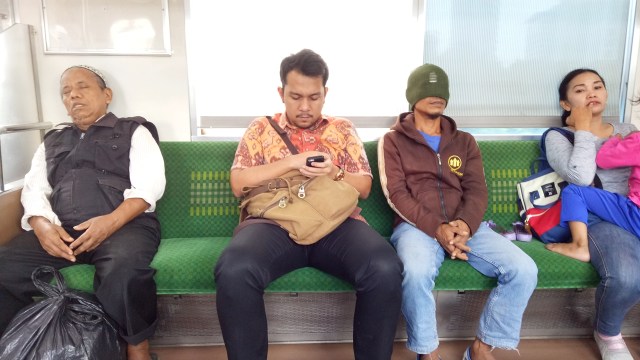 Penumpang tidur di kereta. (Foto: Sari Kusuma Dewi/kumparan)