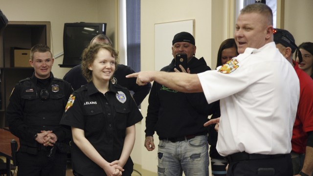 Alyssa Elkins mencoba taser gun (Foto: Alan Miller/The Columbus Dispatch via AP)