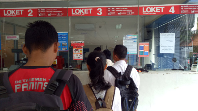 Para commuters mengantri membeli tiket KRL. (Foto: Deanda Dewindaru/kumparan)