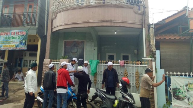 Sejumlah orang berjaga di rumah Firza Husein. (Foto: Mustaqim Amna/kumparan)