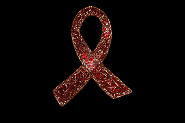 Logo HIV AIDS (Foto: Jayel Aheram/Flickr)
