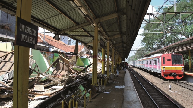 Pembongkaran kios di Stasiun UI. (Foto: Dok. PT. KAI)