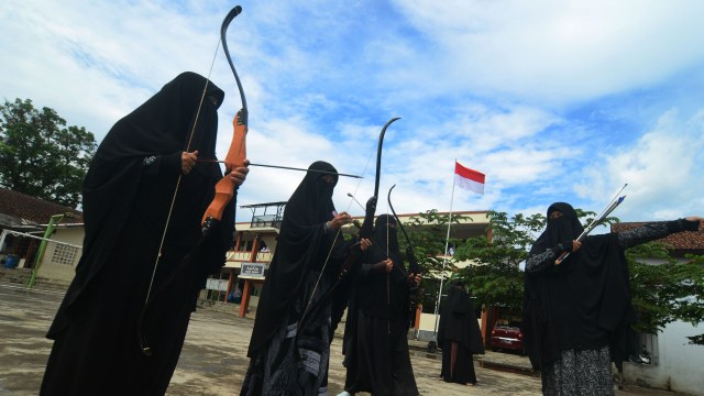 Santri berlatih memanah di Ponpes al Idrissiyah (Foto: Adeng Bustomi/antara)