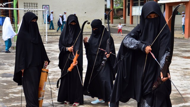 Memanah menjadi cabang olahraga santri (Foto: Adeng Bustomi/antara)