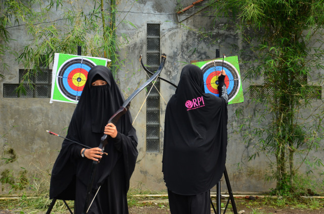 Santriwati belajar panahan (Foto: Adeng Bustomi/Antara)