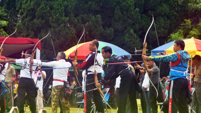 Jokowi ikut kejuaraan panahan di Bogor (Foto: Arif Firmansyah/Antara)