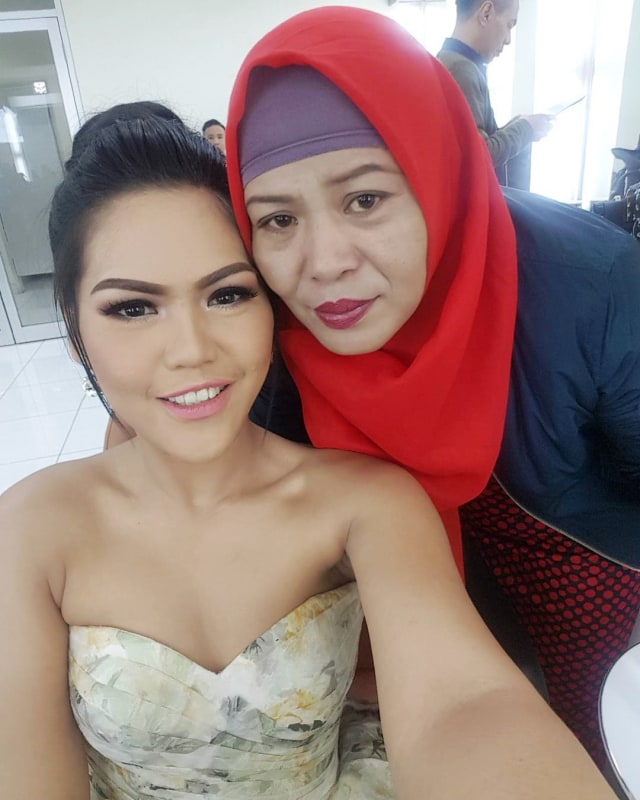 Weni dang sang ibu tercinta. (Foto: Instagram @da3_weni)