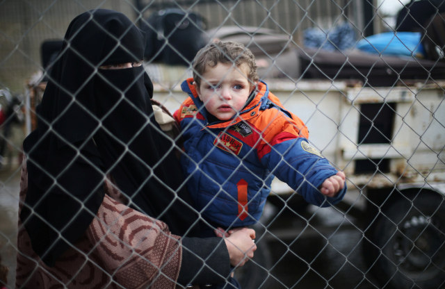 Wanita Palestina dan putranya (Foto: Reuters/Ibraheem Abu Mustafa)