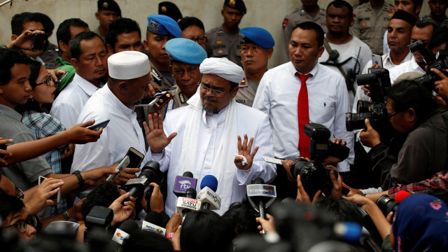 Habib Rizieq di depan Polda Metro (Foto: Beawiharta/Reuters)