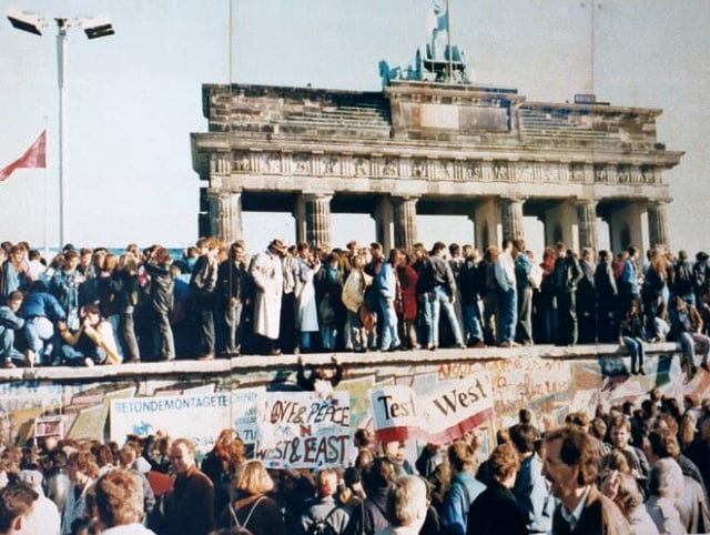 Keruntuhan tembok Berlin di 1989 (Foto: Wikimedia Commons)