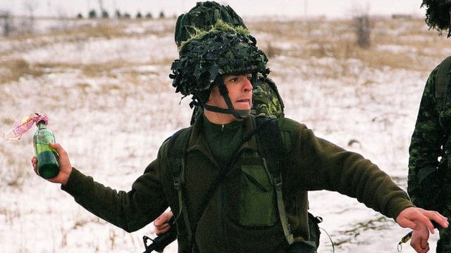 Seorang tentara melemparkan bom molotov. (Foto: Wikimedia commons)