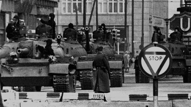 Ketegangan perang dingin di Checkpoint Charlie (Foto: Wikimedia Commons)