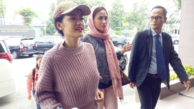 Julia Perez datang di Polres Jakarta Selatan. (Foto: Yurika Kencana/kumparan)