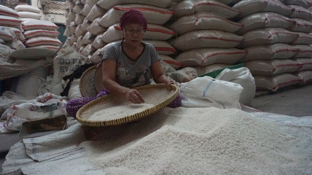 Pekerja di Pasar Induk Beras Cipinang. (Foto: Aditia Noviansyah/kumparan)