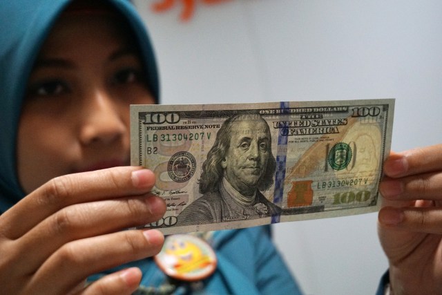 Konversi nilai tukar mata uang Dolar. Foto: Aditia Noviansyah/kumparan