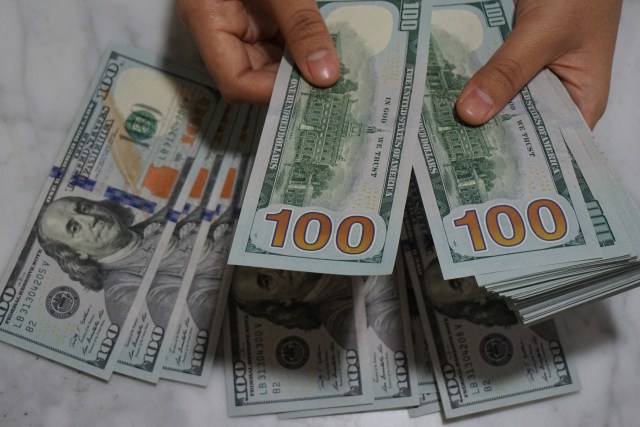 Menghitung uang Dolar. Foto: Aditia Noviansyah/kumparan