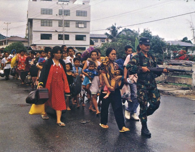 Pengungsi konflik Ambon tahun 1999. (Foto: Wikimedia Commons.)