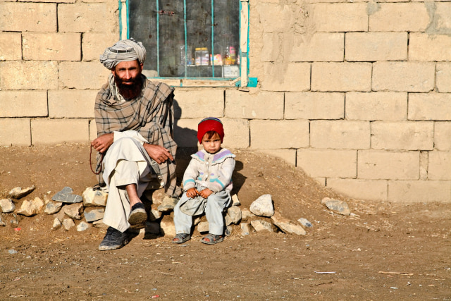 Ayah dan anak di Afghanistan. (Foto: ArmyAmber/Pixabay)