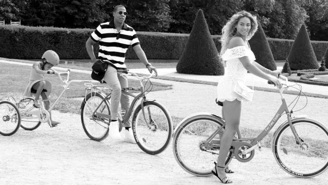Blue Ivy, Jay Z, dan Beyonce bersepeda. (Foto: beyonce.com)