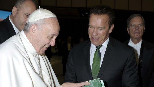 Paus Fransiskus bersama Arnold Schwarzenegger. (Foto: Reuters)