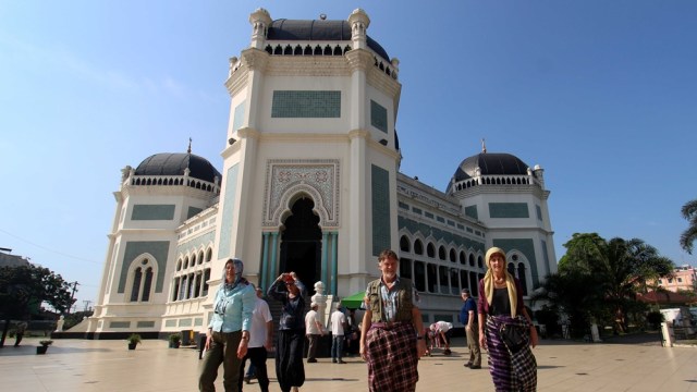 Turis berkunjung ke Masjid Raya Al Mashun Medan. (Foto: Septianda Perdana/Antara)