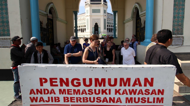 Turis berkunjung ke Masjid Raya Al Mashun Medan. (Foto: Septianda Perdana/Antara)