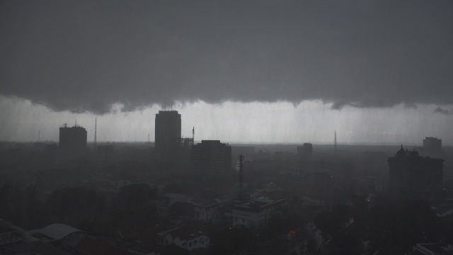 Ilustrasi cuaca ekstrem (Foto: Zabur Karuru/Antara Foto)