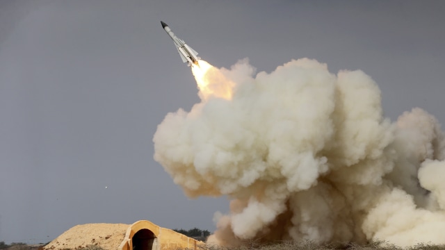 Uji coba misil Iran (Foto: Amir Kholousi/AP)