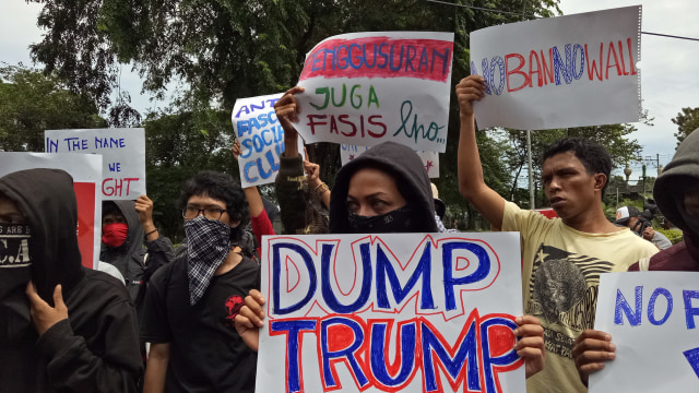 Atribut demo massa anti Trump di depan Kedubes AS (Foto: Aprilandika Pratama/kumparan)