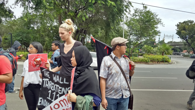 Warga negara asing yang ikut dalam demo anti Trump (Foto: Aprilandika Pratama/kumparan)