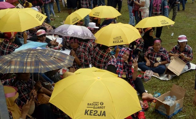 Para pendukung tengah berteduh. (Foto: Johannes H./kumparan)