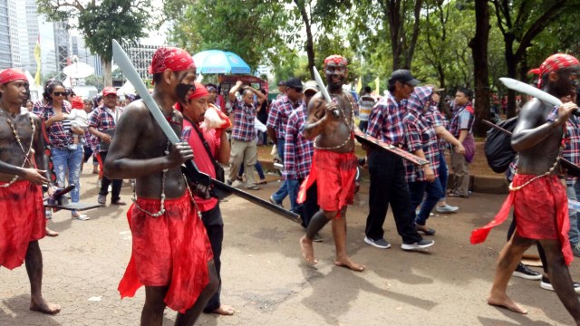 Atribut unik relawan Ahok-Djarot di Senayan (Foto: Amanaturrosyidah/kumparan)