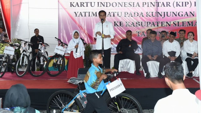 Jokowi membagikan sepeda kepada seorang pelajar (Foto: Biro Pers Istana Kepresidenan)