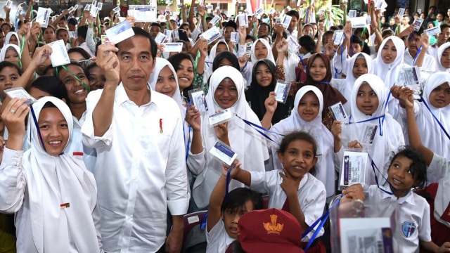 Jokowi menunjukkan Kartu Indonesia Pintar. Foto: Biro Pers Istana Kepresidenan