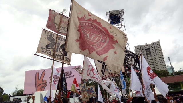 Bendera pendukung Ahok - Djarot (Foto: Fanny Kusumawardhani/kumparan)