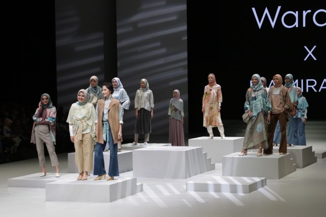 Desain Ria Miranda di Indonesia Fashion Week 2017  (Foto: Fanny Kusumawardhani/kumparan)