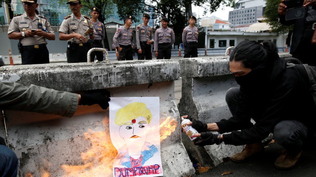 Demonstrasi Muslim Ban di Jakarta (Foto: REUTERS/Darren Whiteside)