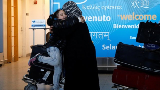 Perempuan muslim di bandara. (Foto: Reuters/Brendan McDermid)