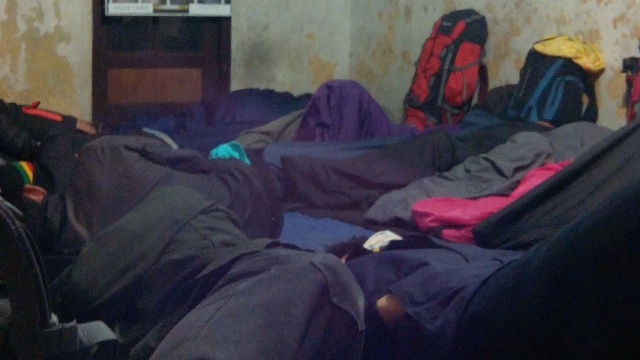 Para pendaki yang sedang tidur di basecamp. (Foto: Muhammad Naufal/kumparan)