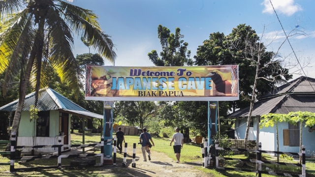 Pintu masuk menuju Gua Jepang di Pulau Biak. (Foto: Antara/Muhammad Adimaja)