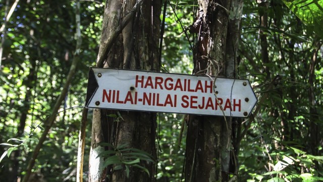 Pesan yang terpampang menuju Gua Binsari, Biak. (Foto: Antara/Muhammad Adimaja)