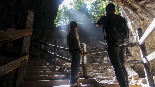 Memasuki mulut Gua Binsari, Pulau Biak. (Foto: Antara/Muhammad Adimaja)