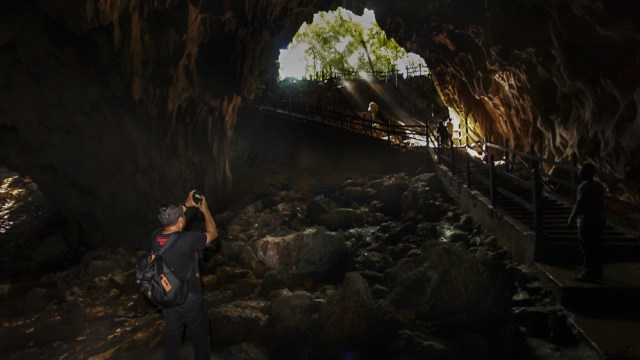 Mulut Gua Binsari, Pulau Biak. (Foto: Antara/Muhammad Adimaja)