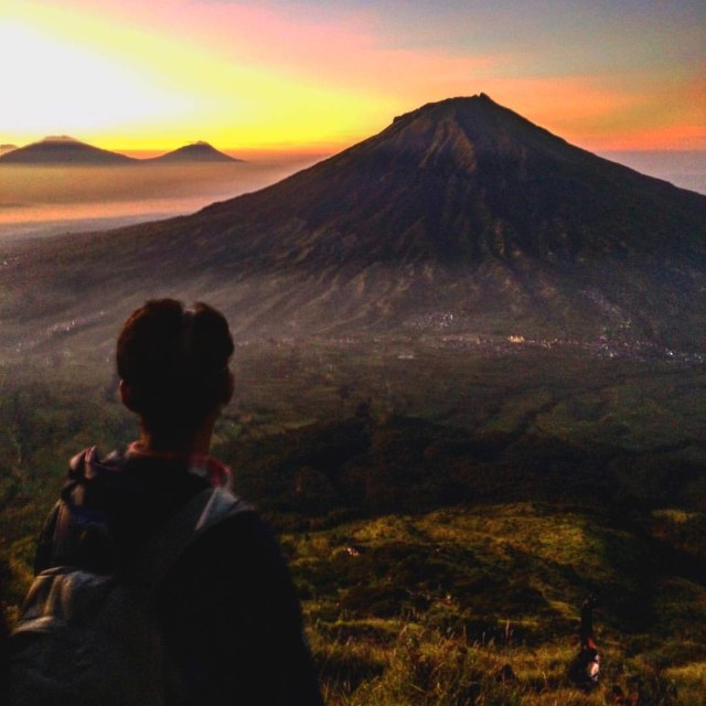 Pemandangan sunrise dari Gunung Sindoro Foto: Muhammad Naufal/kumparan