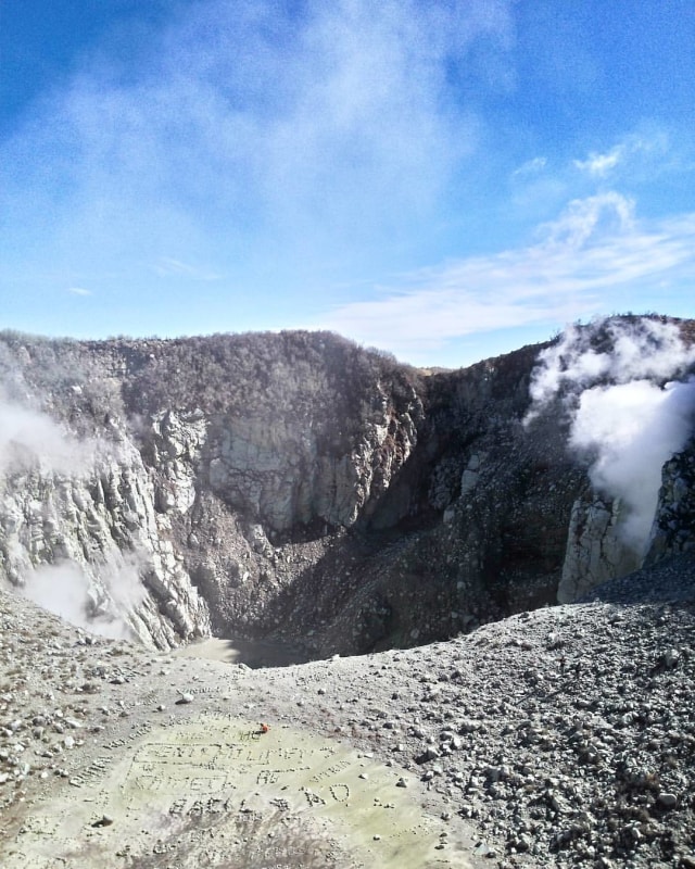 Kawah di puncak Gunung Sindoro. (Foto: Muhammad Naufal/kumparan)