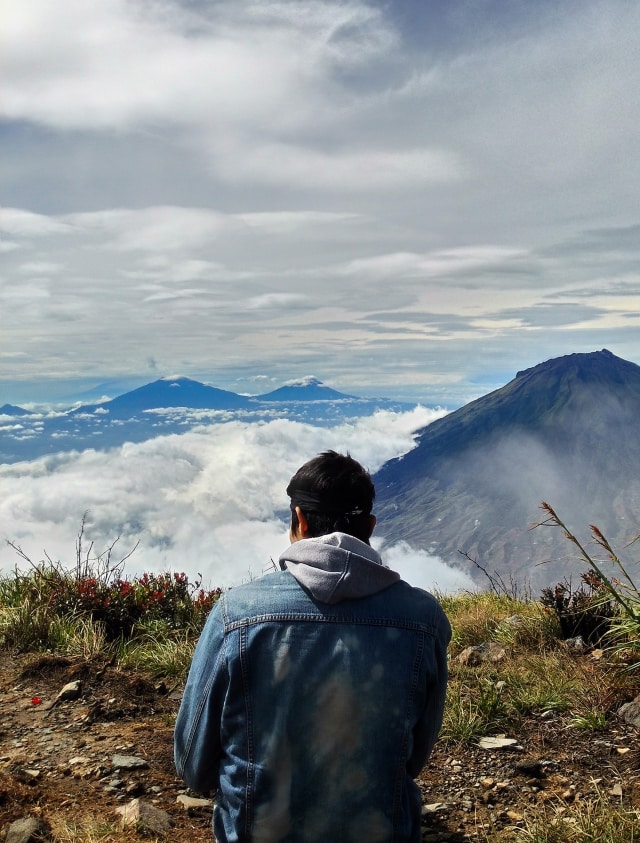 Panorama dari puncak Gunung Sindoro (Foto: Muhammad Naufal/kumparan)